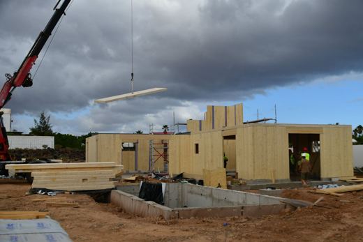 Montaje de un panel CLT con grúa